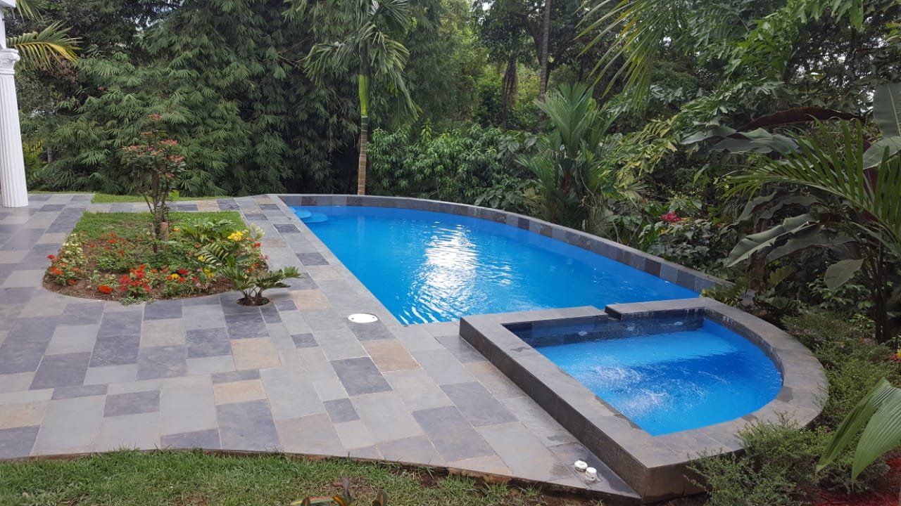 Private pool and jacuzzi