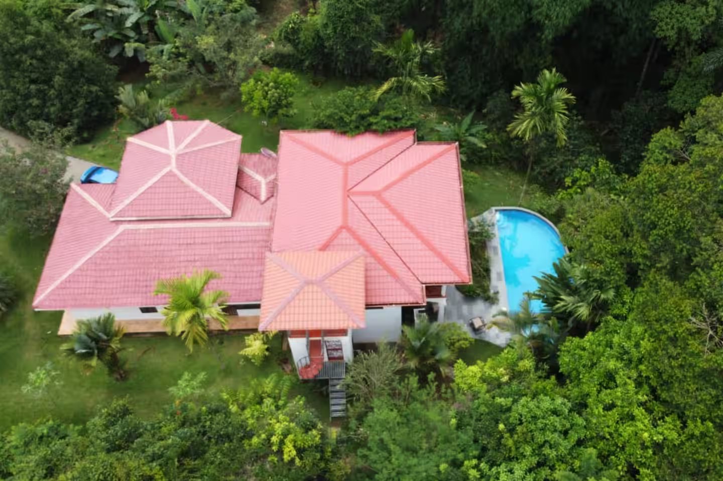 Aerial view of Villa Sulterra vacation home surrounded by tropical forest in Pérez Zeledón, Costa Rica